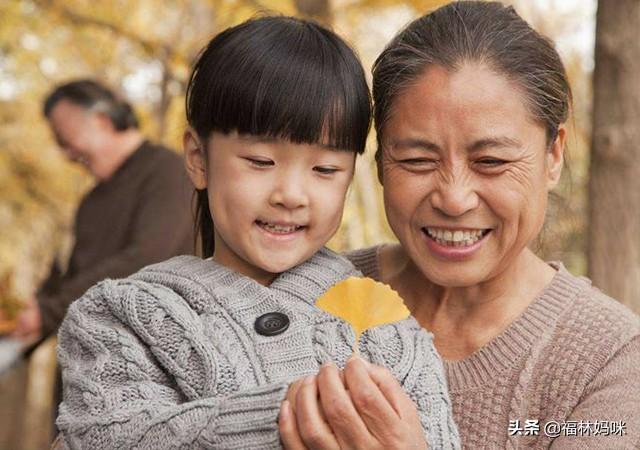 烧伤妈妈观孩子视频深情泪目